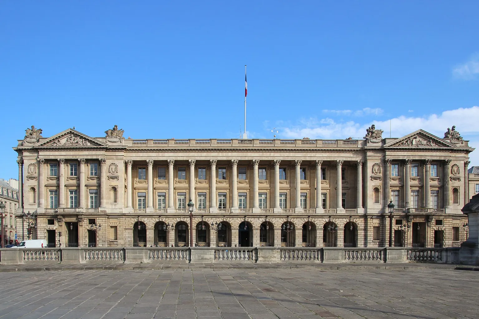 Billets pour l'Hôtel de la Marine : une dépense justifiée ?